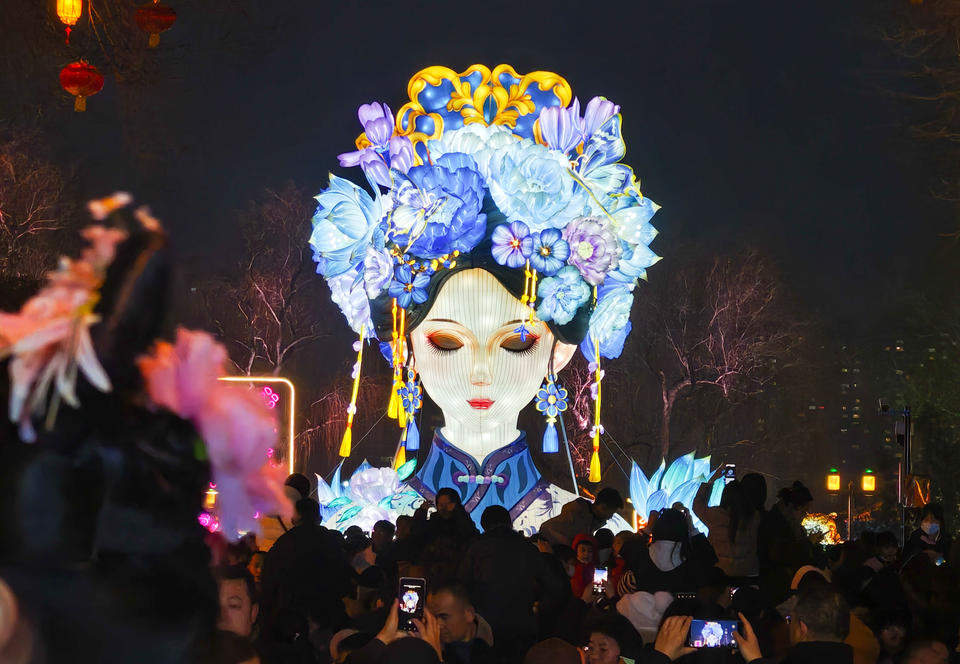 我们是真的很喜欢“夏雨荷”！假日万千游客不远千里来济南留影