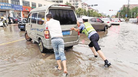 暴雨襲來(lái)，青島交警堅(jiān)守一線維持交通秩序