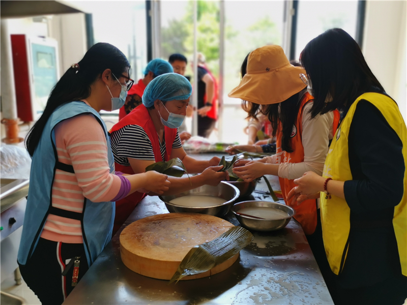 山東省乳山市海陽所鎮(zhèn)海陽所村暖心食堂：志愿者為老人包粽子